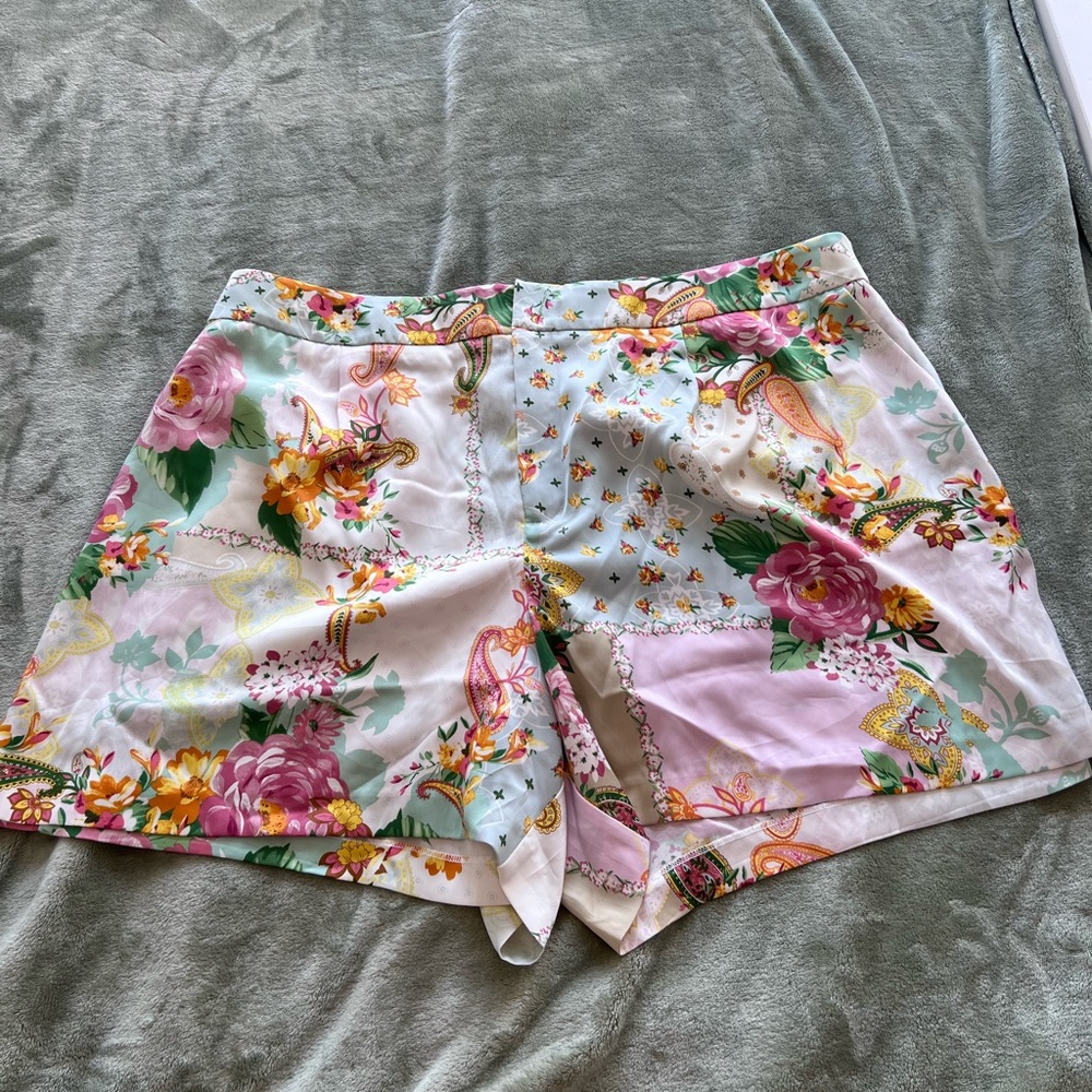 Pleat Front Floral Satin Short w/pockets (NWOT) - Picture 2 of 8